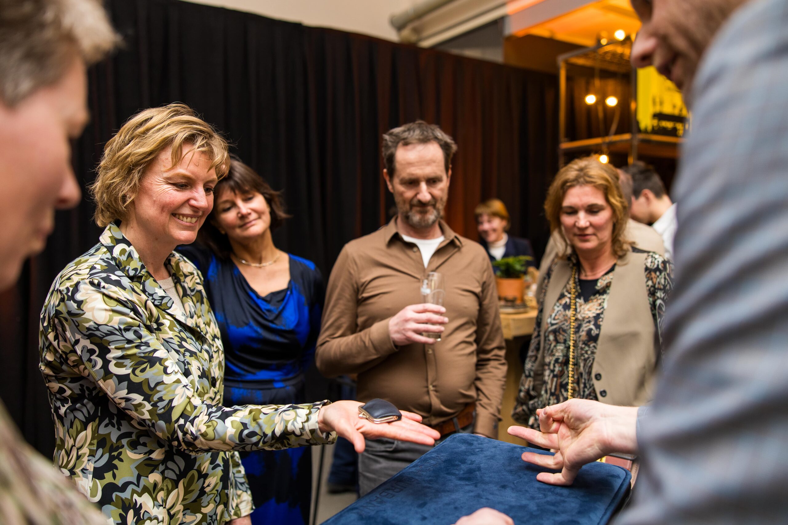 Goochelshow aan tafel van een tafelgoochelaar