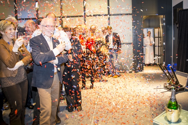 Goochelaar voer act op bij een bedrijfsopening