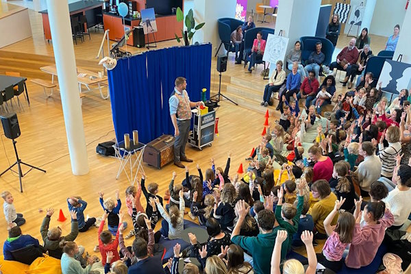 Kindergoochelshow van Mitch Durbank